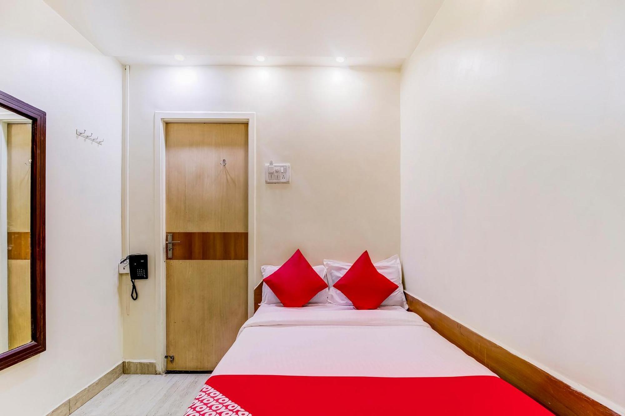 Super Oyo Hotel Dreamland Mumbai  Buitenkant foto