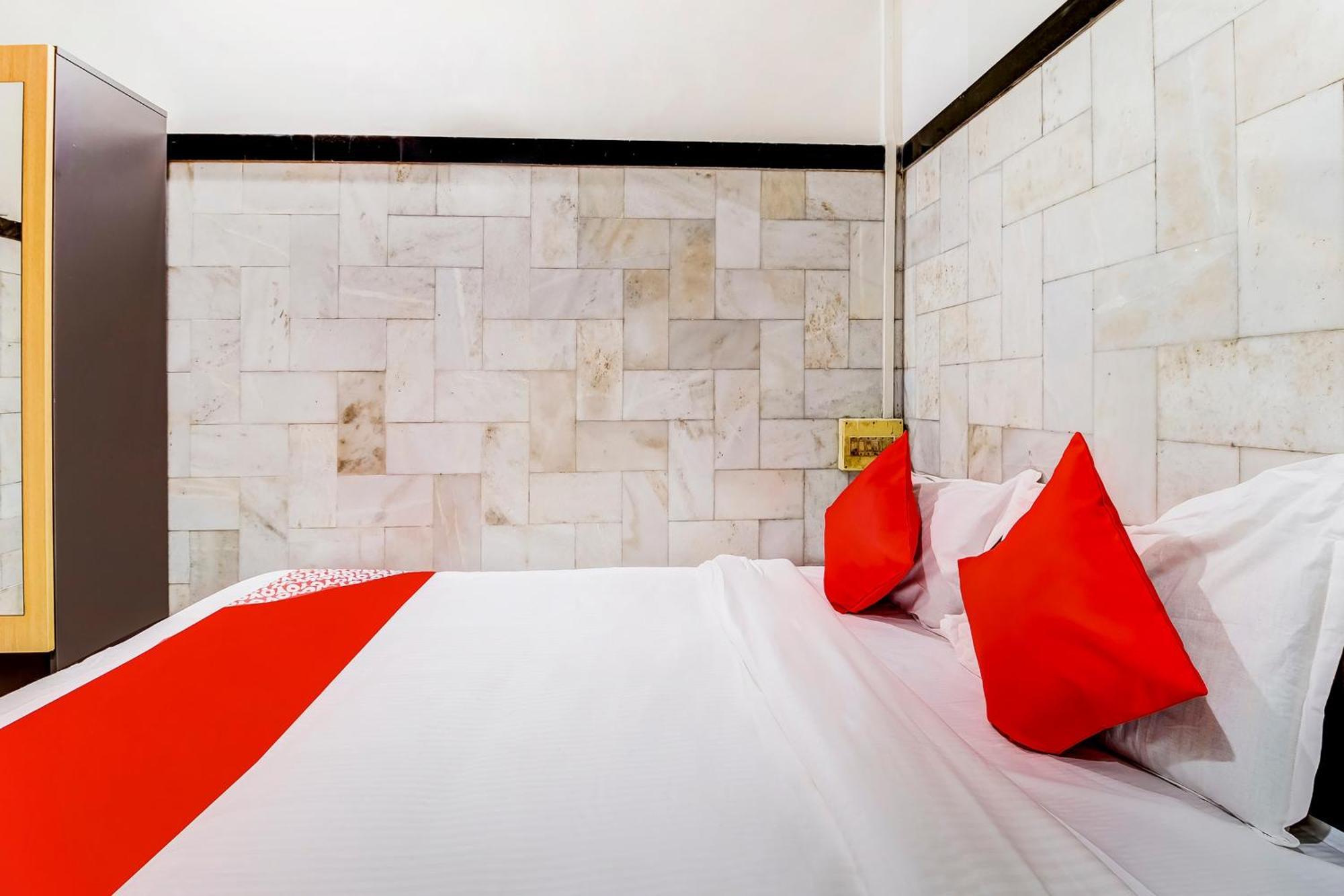 Super Oyo Hotel Dreamland Mumbai  Buitenkant foto